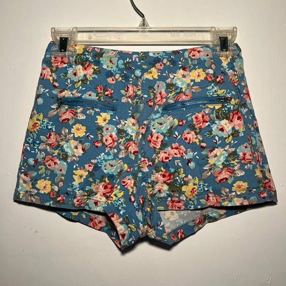FLORAL SHORTS - Picture 1 of 3